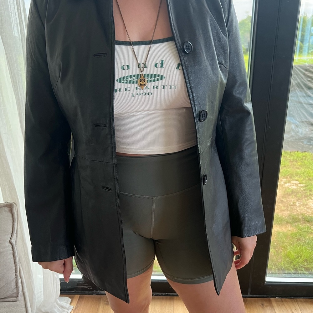 Black leather jacket. - Picture 3 of 5